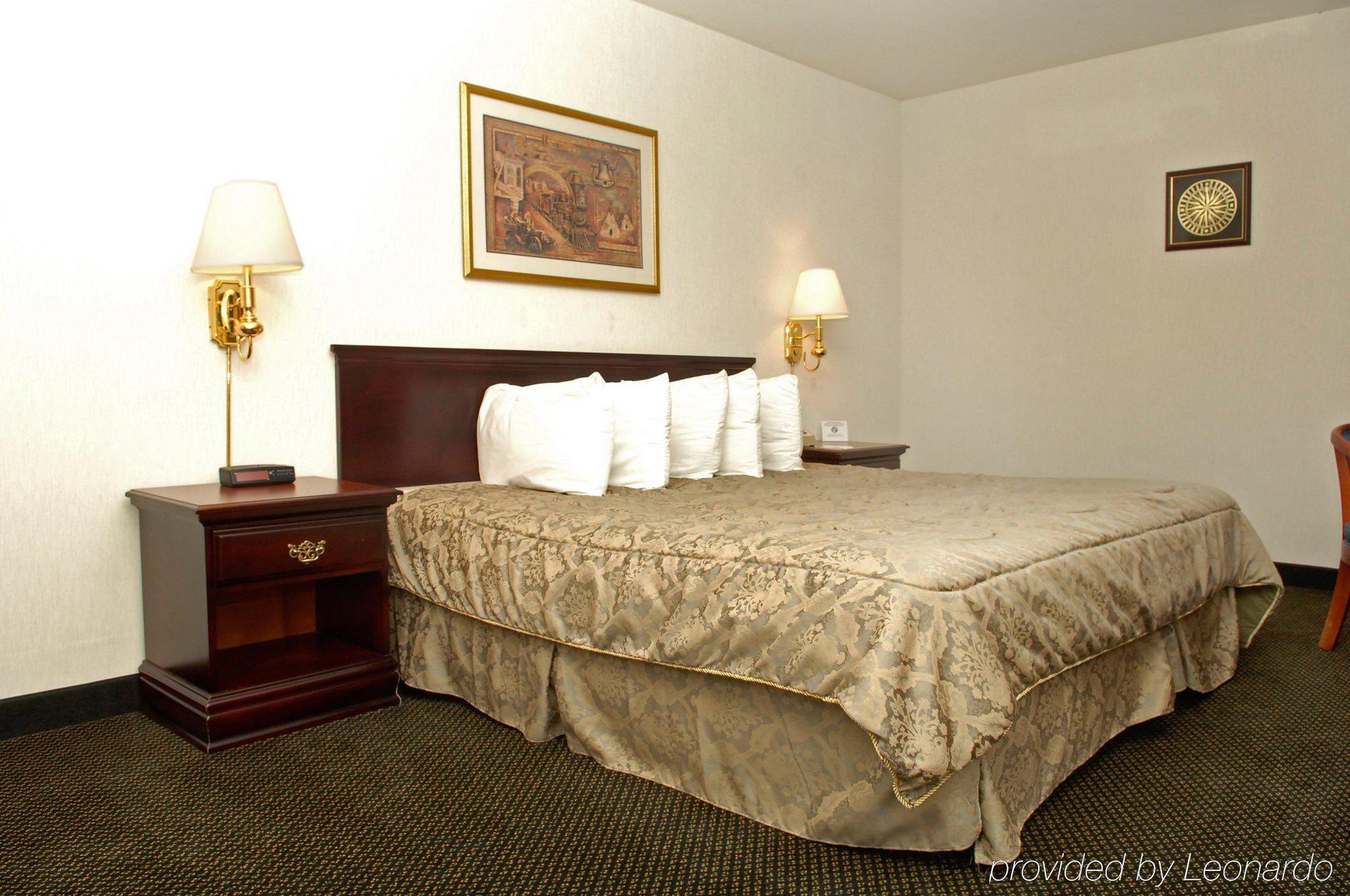 Ramada Plaza By Wyndham Chicago North Shore Wheeling Room photo